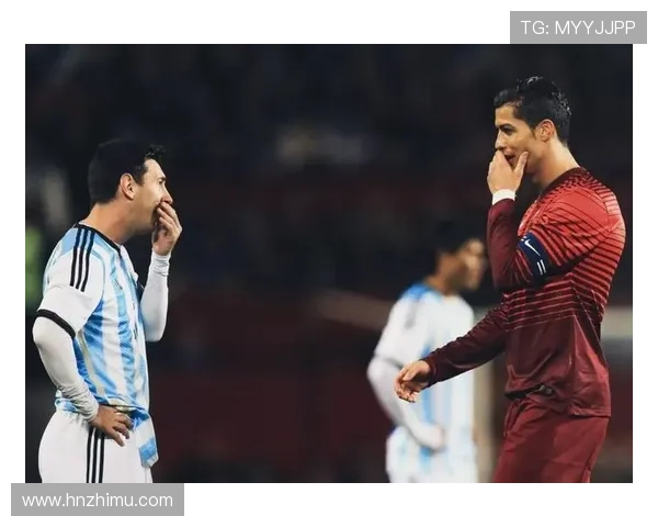 与足球明星亲密合影的瞬间记录我的足球梦想与热情